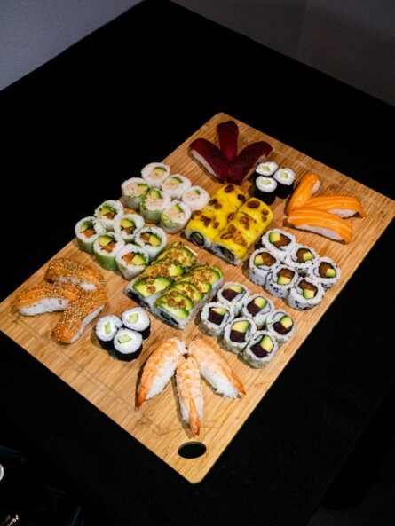 YUZU BOX (54 pièces) 42 rolls + 12 sushi + 1€ par accompagnements ( 2 max )